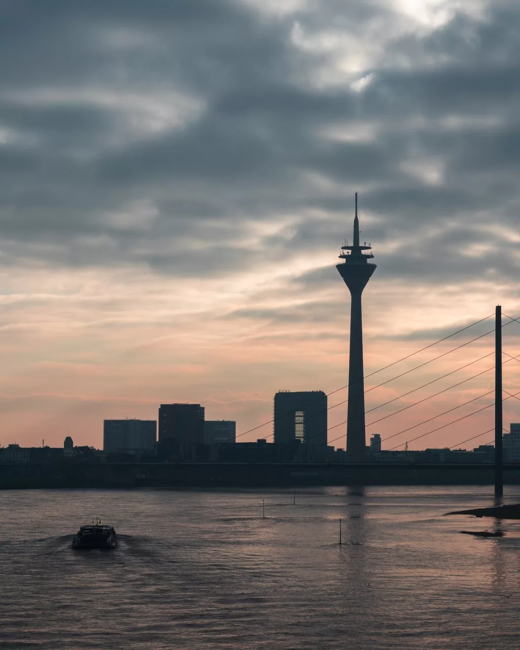 Eine Stadtrundfahrt in Düsseldorf empfiehlt sich, um die Stadt gut kennen zu lernen.
