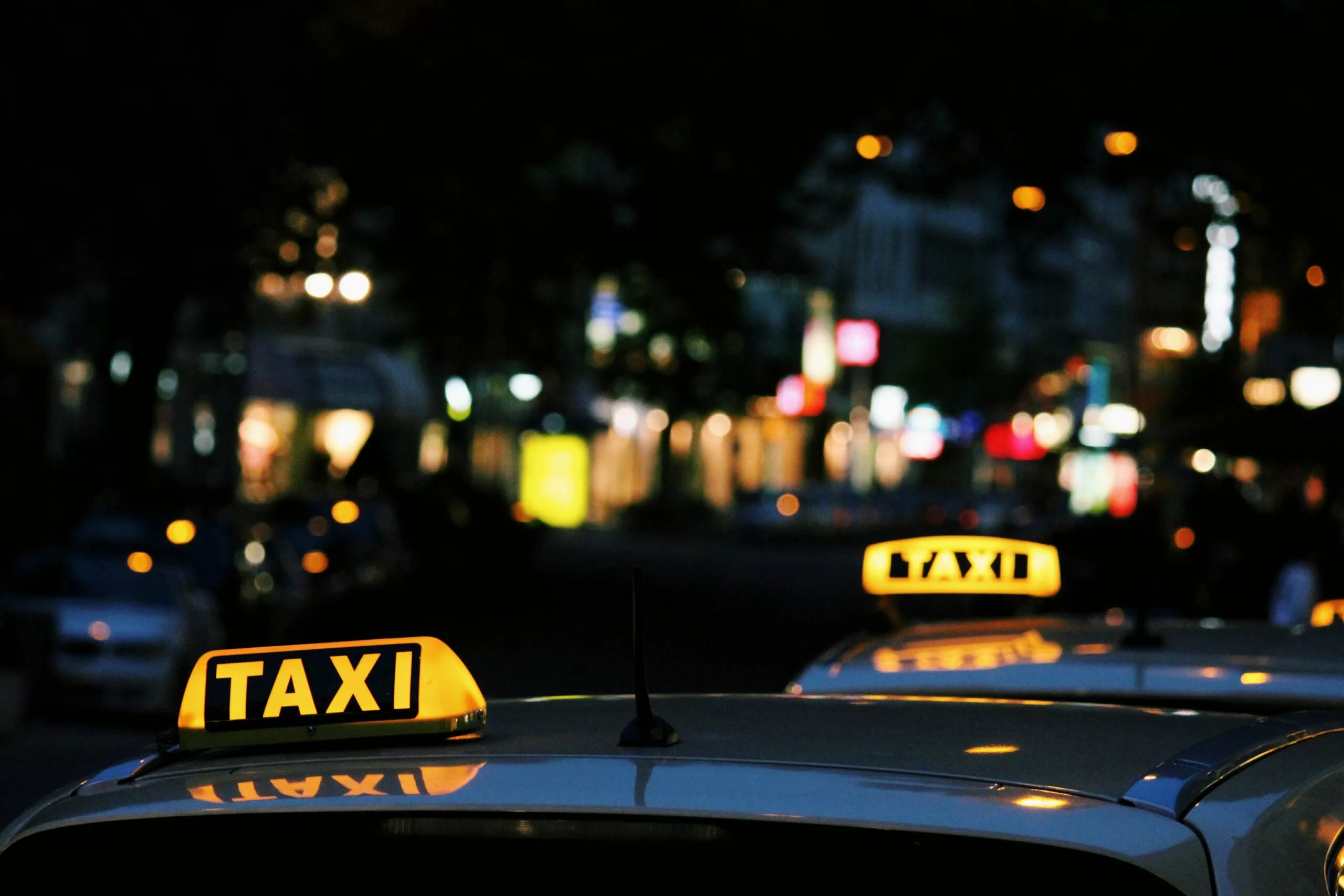 Rufen Sie sich jetzt ein Taxi in Düsseldorf von Comfort Cars. Stilvoller können Sie nicht reisen.