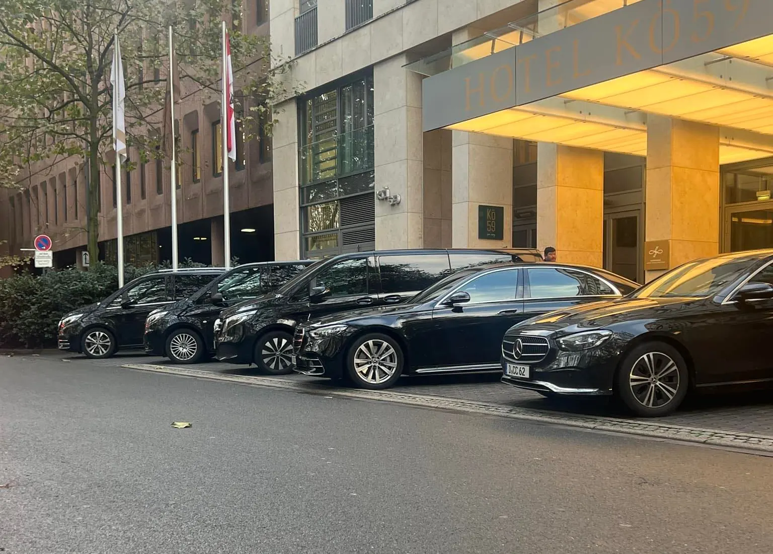 Chauffeurservice Düsseldorf – Mercedes S-Klasse, E-Klasse und V-Klasse vor einem Hotel an der Kö