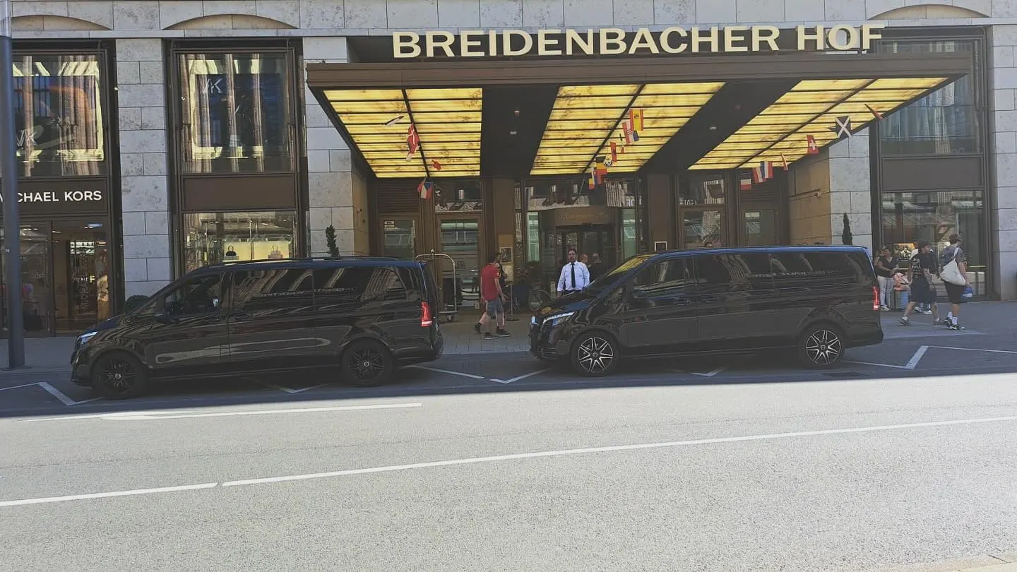 Messe-Shuttle Düsseldorf – zwei Mercedes V-Klassen vor dem Hotel