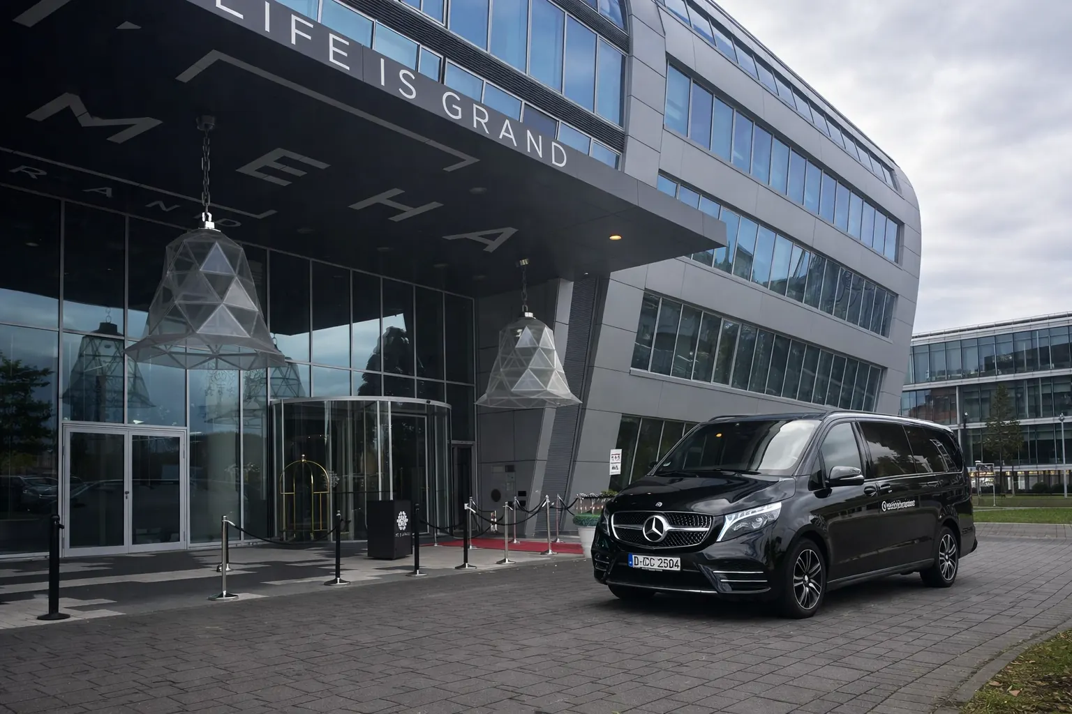 Mercedes V-Klasse mit Chauffeur vor einem Hotel in Düsseldorf