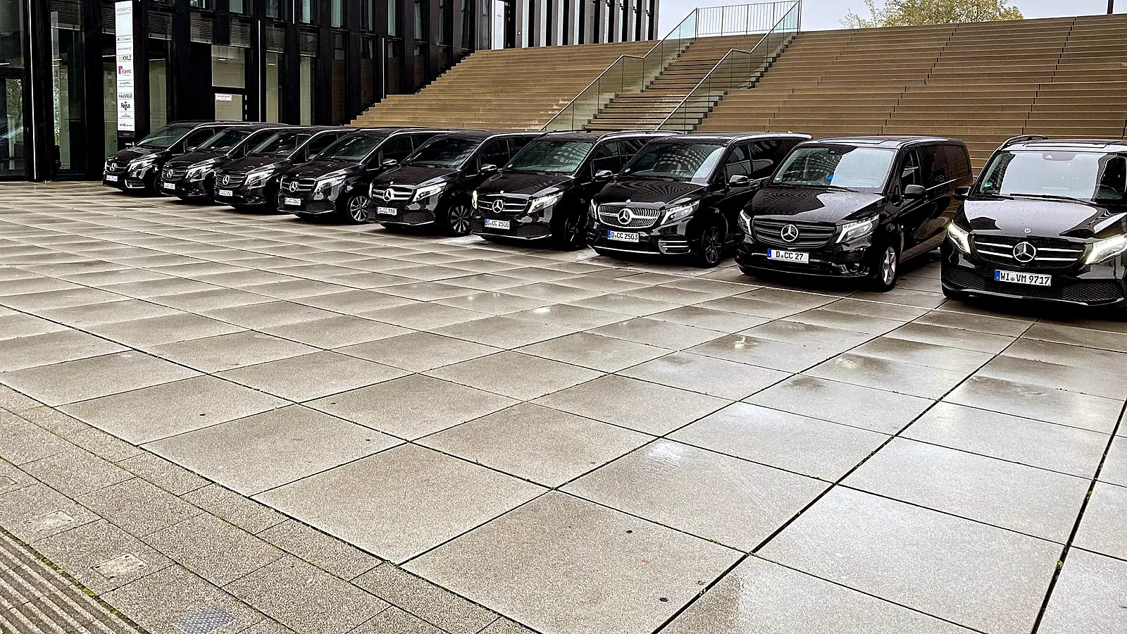 Reihe von Mercedes V-Klassen für eine Delegation