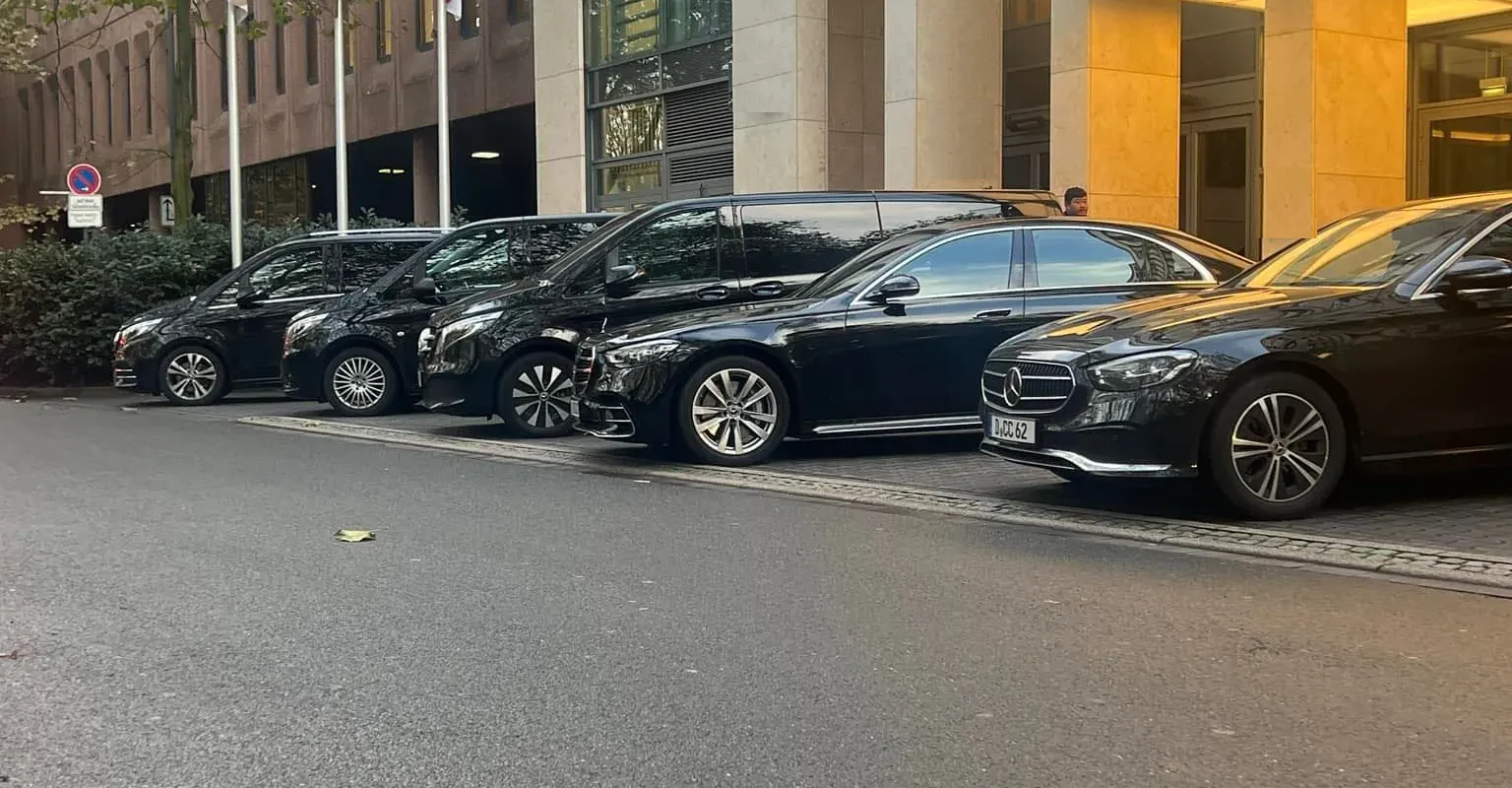 Premium Chauffeurservice Düsseldorf – Mercedes S-Klasse, E-Klasse und V-Klasse der ComfortCars-Flotte