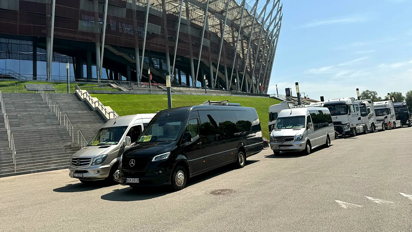 Event-Shuttle mit V-Klassen und Sprintern am Stadion