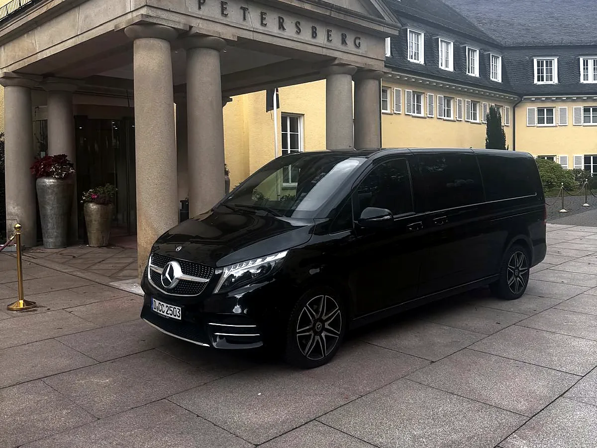 مرسيدس V-Class ComfortCars في رحلة النقل من المطار إلى المطار