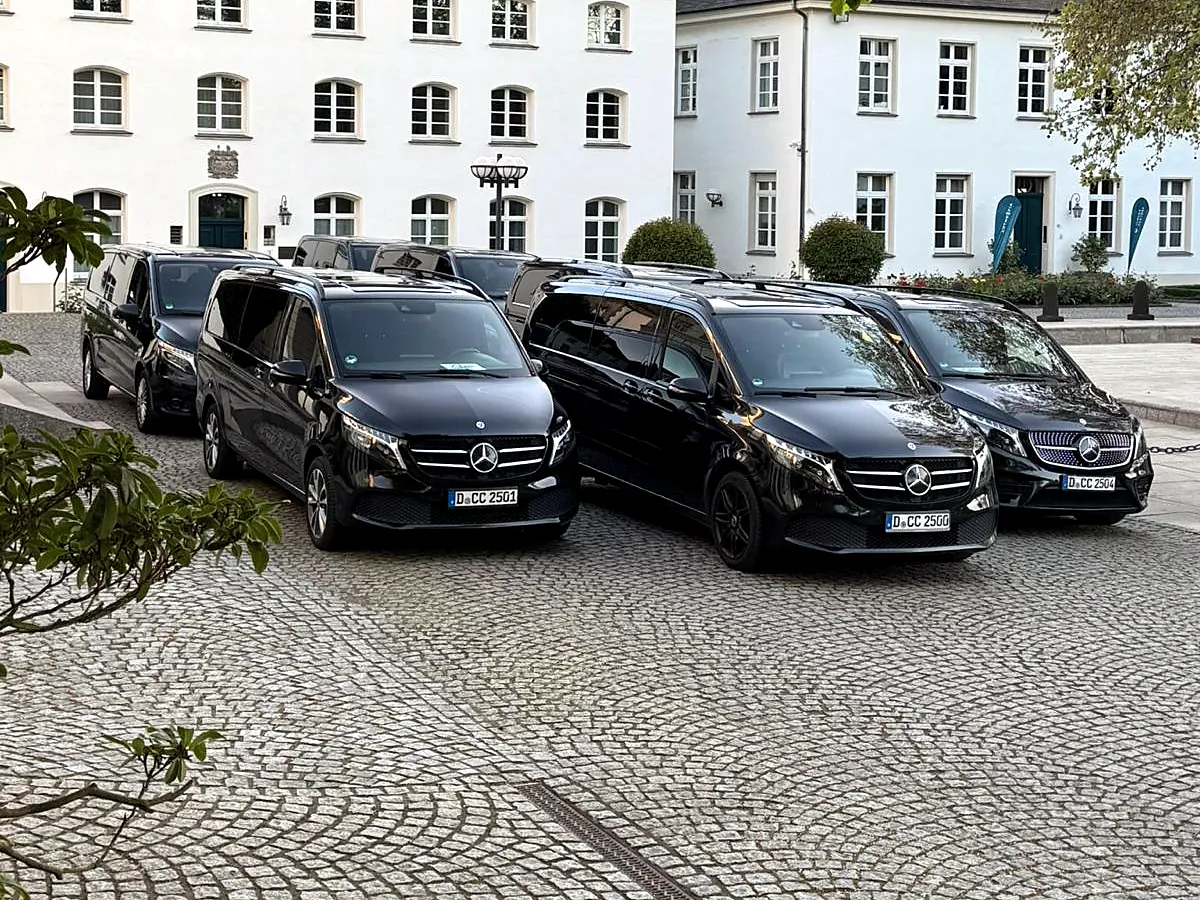 ComfortCars Flotte für Firmenkunden vor einem Hotel