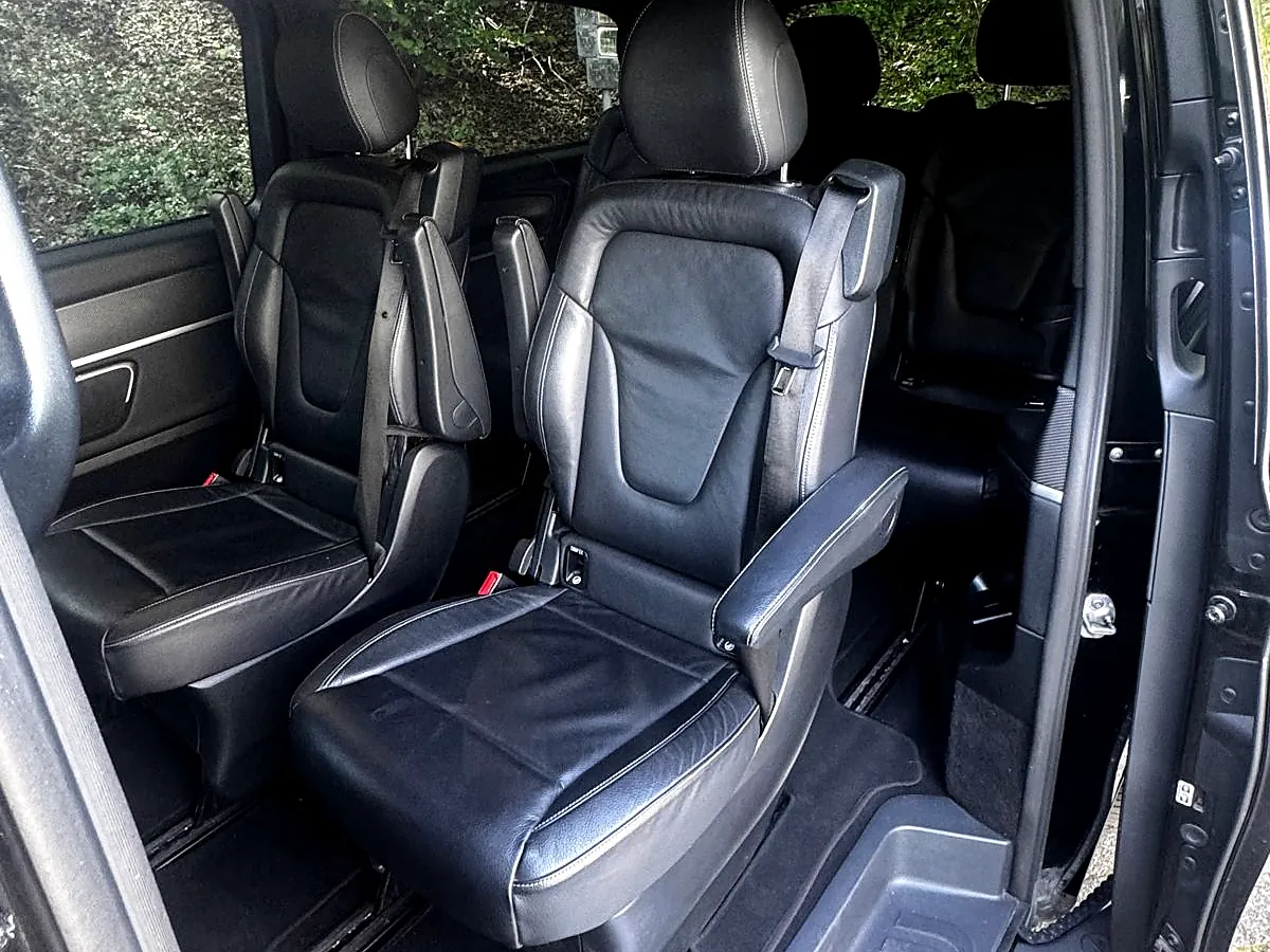 Салон Mercedes V-класса с кожаными сиденьями для шаттл-сервиса